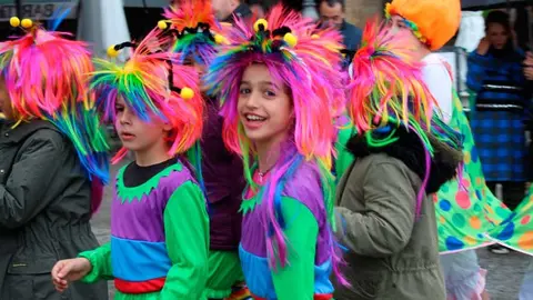 Decenas de niños bailan haciendo frente a la lluvia por la lucha contra el bullying en pamplona. S. REDÍN (13)