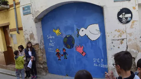 Los escolares del Colegio Público Doña Álvara Álvarez han decorado Falces con murales dedicados a la poesía (4)