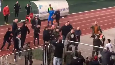 Ultras del Alcalá saltan al campo y agreden a los jugadores. YOUTUBE
