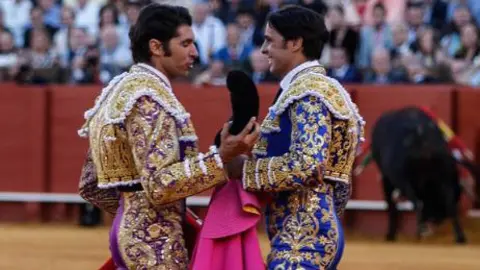 Los hermanos Fran y Cayetano Rivera, en La Maestranza de Sevilla durante la Feria de Abril.