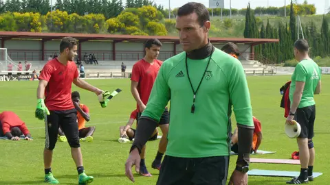 Mateo en Tajonar con sus jugadores.