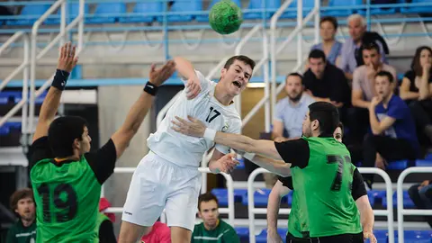 Derbi navarrro de Balonmano entre el Anaitasuna y el Beti-Onak en el Polideportivo Hermanos Indurain. MIGUEL OSÉS_19