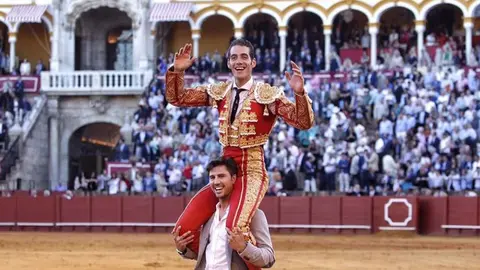 El diestro Pepe Moral rozó la Puerta del Príncipe en la corrida de Miura en Sevilla.