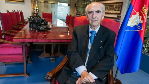 Fermín Ezcurra junto a la bandera de Osasuna. Foto Fundación Osasuna.