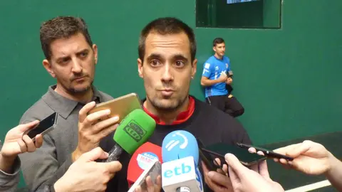 Bengoetxea ante los periodistas, con Urruti al fondo.