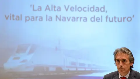 El ministro de Fomento, Iñigo de la Serna, clausura un acto del PPN convocado con el lema _La Alta Velocidad, vital para la Navarra del futuro_. PABLO LASAOSA 05