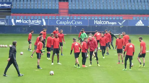 Los jugadores de Osasuna se entrenan en El Sadar.