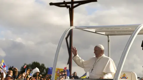 El Papa Francisco saluda a los peregrinos a su llegada a Portugal en su visita al santuario de la Virgen de Fátima EFE