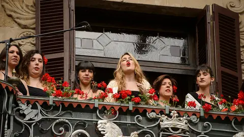 Concierto popular de AGAO desde los balcones de la casa Consistorial para celebrar el Día Europeo de la Ópera. PABLO LASAOSA 02