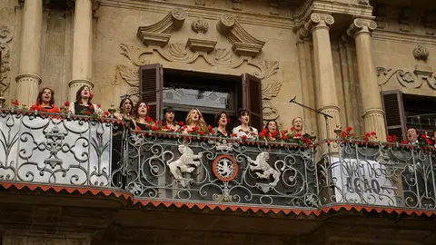 Concierto popular de AGAO desde los balcones de la casa Consistorial para celebrar el Día Europeo de la Ópera. PABLO LASAOSA 11