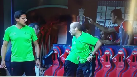 Tenso enfrentamiento del delantero Oriol Riera, que no ha jugado los últimos partidos con Osasuna, con su entrenador, Petar Vasiljevic BEIN SPORTS