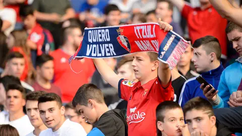 La grada de El Sadar vibra animando a Osasuna contra el Granada en el último partido en Pamplona. PABLO LASAOSA (9)