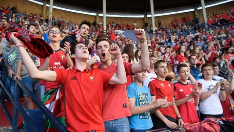 La grada de El Sadar vibra animando a Osasuna contra el Granada en el último partido en Pamplona. PABLO LASAOSA (33)
