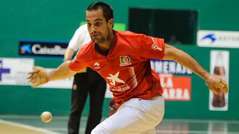 El navarro Oinatz Bengoetxea y el vizcaíno Mikel Urrutikoetxea se enfrentan en la semifinal del Campeonato Manomanista en el frontón Labrit. MIGUEL OSÉS_15