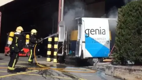 Los bomberos sofocan el incendio generado en un compresor en una furgoneta de limpieza en las instalaciones de TRW en Landaben BOMBEROS DE NAVARRA 2