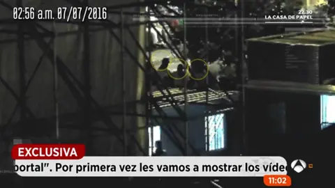 Una de las imágenes de la Plaza del Castillo cuando los detenidos por la violación de Sanfermines se acercan a la víctima. ANTENA 3