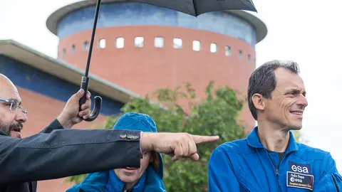 El astronauta Pedro Duque planta un arbusto, en nombre de la ESA, en el Jardín de la Galaxia del Parque de Yamaguchi de Pamplona (27). IÑIGO ALZUGARAY