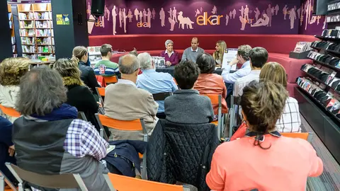 Presentación del libro de Javier Oliva 'Lo que esconde tu mano izquierda', y tertulia del autor con las periodistas Amaia Madinabeitia y María Marsá (05). IÑIGO ALZUGARAY
