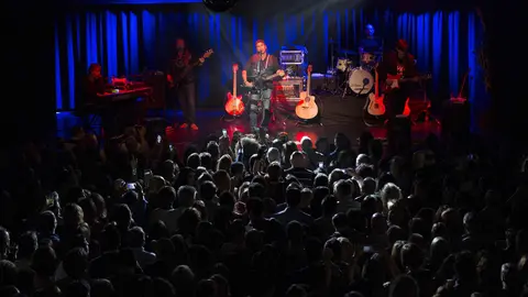 El veterano grupo Los Secretos durante su actuación en la Sala Zentral de Pamplona en donde han presentado su último trabajo 'AlgoPrestado'. EFE/Villar López