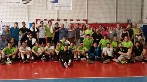 Jugadores y técnicos del Anaitasuna posan en Alicante. Twitter.