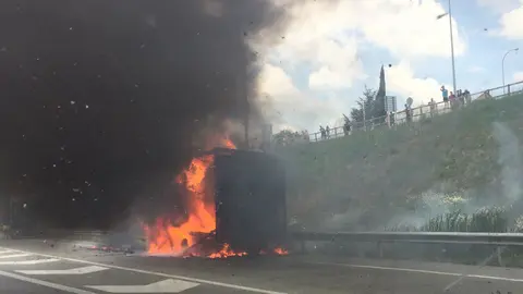 Arde un camión cargado de bobinas de papel antes del peaje de Zuasti