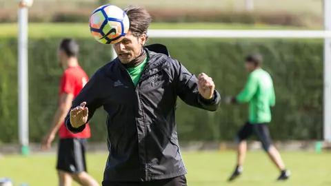 Los jugadores de Osasuna despiden su temporada en Tajonar con unos partidillos de fútbol tenis (04). IÑIGO ALZUGARAY
