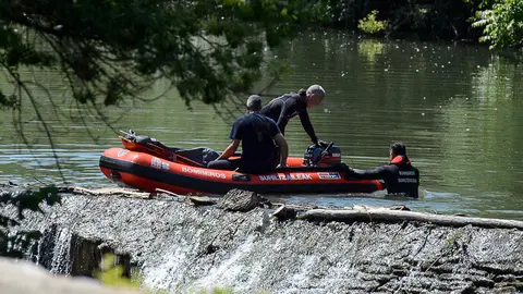Policia Foral encuentra un cuerpo sin vida en el rio Arga. PABLO LASAOSA 10