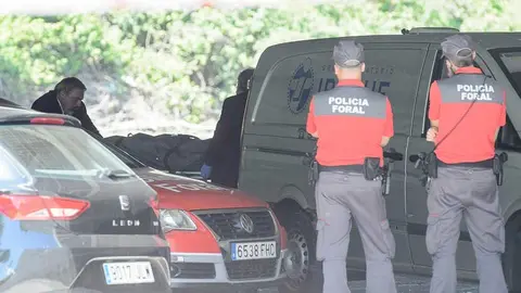 Las imágenes del rescate del cuerpo  aparecido en el río Arga a la altura de Oblatas. PABLO LASAOSA (2)