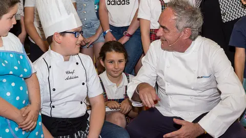 El chef Ferrán Adriá mantiene un encuentro con un centenar de niños para presentar el proyecto 'Te cuento en la cocina', de CaixaBank y el BulliFoundation. IÑIGO ALZUGARAY (2)
