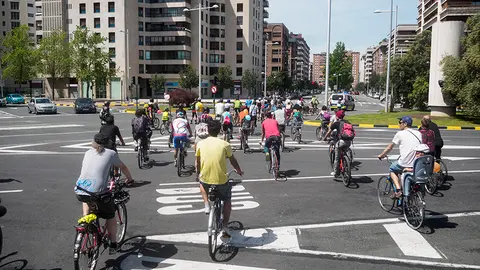Salida de la Bicifest que recorre el centro de Pamplona a favor de un cambio de modelo de movilidad en la ciudad. MIGUEL OSÉS