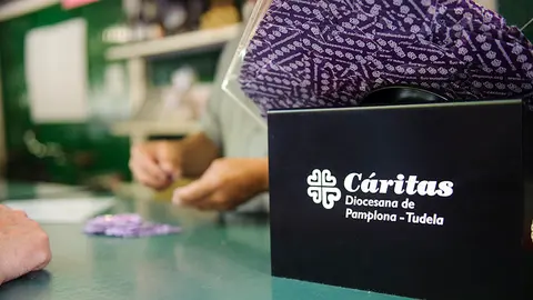 La Tómbola de Cáritas abre la temporada de 2017 ante cientos de asistentes. MIGUEL OSÉS (5)