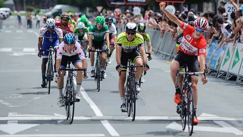 Celebración de la tercera y última etapa de la _56 Vuelta Ciclista a Navarra_ entre Urdax y Pamplona con Meta en la Calle Olite junto a Escolapios. MIGUEL OSÉS_3
