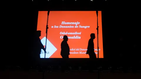 La asociación ADONA entrega las insignias de oro a los donantes de sangre más distinguidos  en un acto en el Baluarte. MIGUEL OSÉS_10