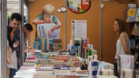 La feria del libro de Pamplona se celebra en la Plaza del Castillo. MIGUEL OSÉS_1