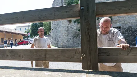Operarios de la carpintería Hermanos Aldaz comienzan a instalar el vallado para los encierros de San Fermín (44). IÑIGO ALZUGARAY