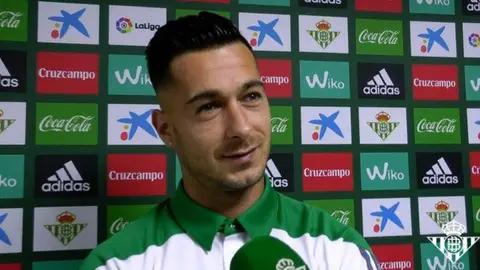 Sergio León con la camiseta del equipo sevillano. Web Real Betis.