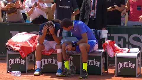 Del Potro consuela a Nicolás Almagro.