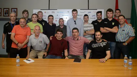 El Helvetia Anaitasuna ofrece una rueda de prensa con la presencia del presidente de la sociedad, Miguel Ollacarizqueta, y el jugador Bozidar Nadoveza. PABLO LASAOSA 03