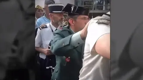 Militares, guardias y curas bailan una conga con el 'Que viva España' en Lourdes