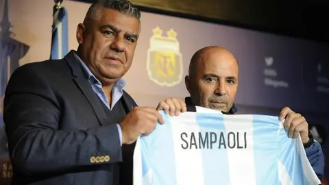 Sampaoli sostiene la camiseta de su nueva selección. Selección Argentina.