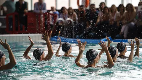 Homenaje al entrenador de natación Juantxo González en el Aquabide.. MIGUEL OSÉS_17