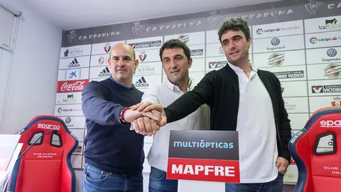 El director deportivo de Osasuna, Braulio Vázquez, presenta a Sergio Amatriain como nuevo entrenador del equipo filial de Segunda B (07). IÑIGO ALZUGARAY