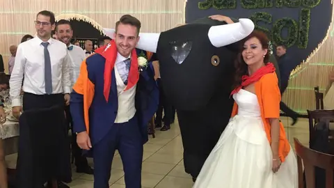 Germán y Mariana sorprenden a los invitados a su boda con una recreación del encierro de Sanfermines en pleno banquete nupcial. CEDIDA