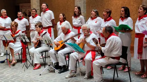 El grupo folclórico Gracia Navarra y la Rondalla Ecos del Arga ofrecen un recital de jotas a San Fermín en Condestable de Pamplona. NAVARRA (1)