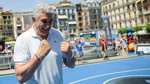 El exjugador de baloncesto Fernando Romay visita el Circuito de Baloncesto de la Plaza del Castillo. MIGUEL OSÉS_3