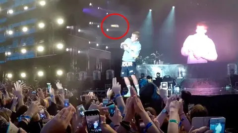 Justin Bieber esquiva un objeto en pleno concierto en Estocolmo.