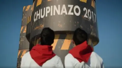 Marc Márquez y Dani Pedrosa se visten de pamplonicas para anunciar el Red Bull X-Fighters de la plaza de Las Ventas