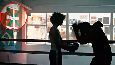 Momento en el que una ikurriña 'se cuela' en el nuevo anuncio del Polo presentado en Berlín.