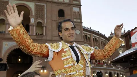 Iván Fandiño sale a hombros de Las Ventas en su consagración como torero. EFE