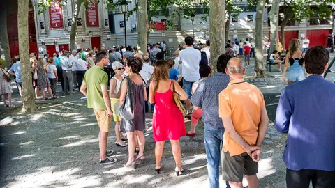 Recogida de abonos de la Fería del Toro 2017 en las taquillas de la Plaza de Toros de Pamplona (05). IÑIGO ALZUGARAY